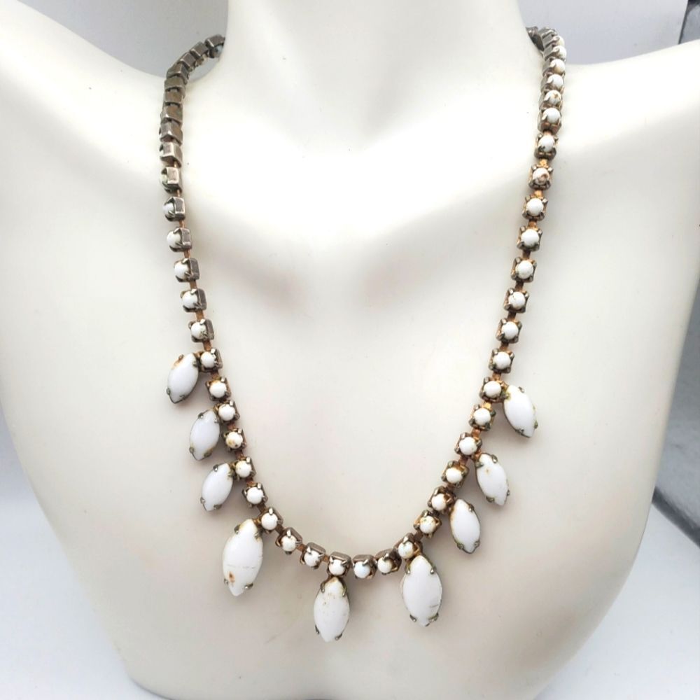 ‎Milky white rhinestone spiked necklace